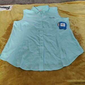NWT Columbia Women's Sleeveless Light Blue Button Down Shirt